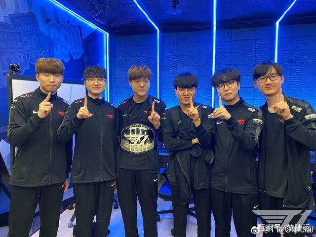 展现出了惊 展现出了惊